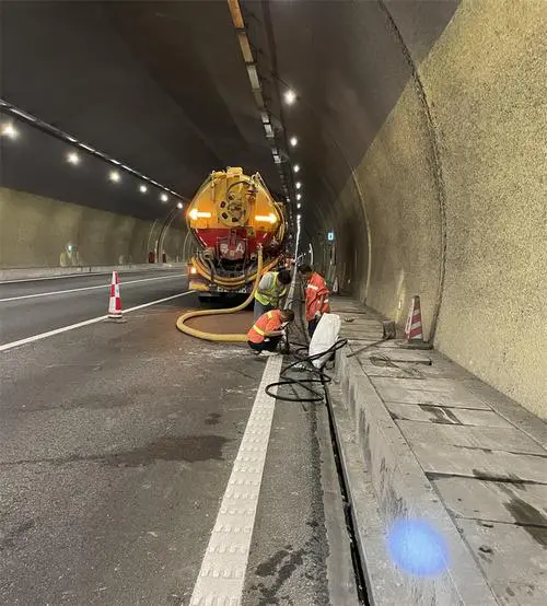 伽师隧道排水渠清淤